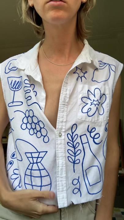 Pattern Tshirt Design, Painted Shirt Ideas, Painted Blouse, Painted Shirt, Clothes Embroidery Diy, Trending Tiktok, Paint Shirts, Upcycled Clothes, Pola Sulam