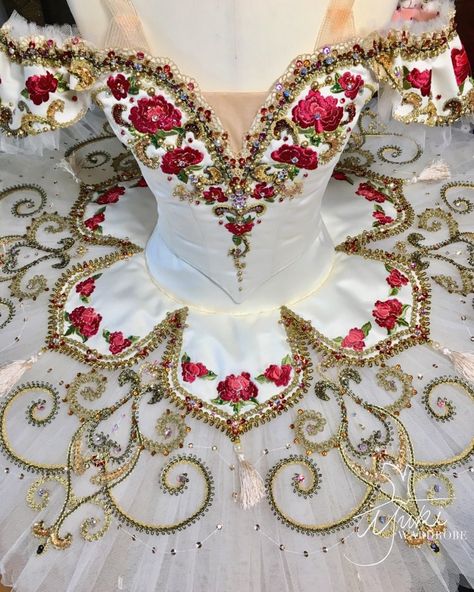 Vestido Charro, Xv Dresses, Mexican Quinceanera, Mexican Quinceanera Dresses, Quinceanera Themes Dresses, Charro Quinceanera Dresses, Red Quince, Gold Quince, Quince Dresses Mexican