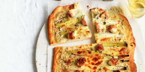 If you're lacking inspiration when it comes to pizza toppings, update your repertoire with this delicious and easy pizza recipe topped with prosciutto, leek, thyme and a decadent handful of fresh scallops. Leek Pizza, Boboli Pizza Recipes, The Best Pizza Dough, Calzone Recipes, Vegetarian Pizza Recipe, Fresh Scallops, Creative Pizza, Chicken Pizza Recipes, Calzone Recipe