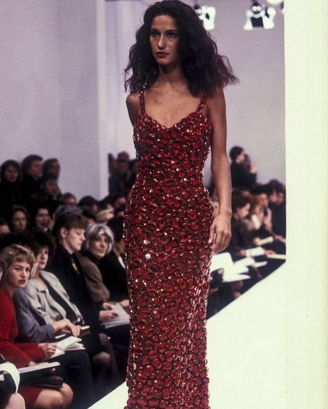 #jewels #rubies #dress #runway #model Red Runway Fashion, Marpessa Hennink, 90s High Fashion, Red Carp, Dolce And Gabbana Runway, Vintage Haute Couture, 90s Runway Fashion, Runway Fashion Couture, 90s Runway