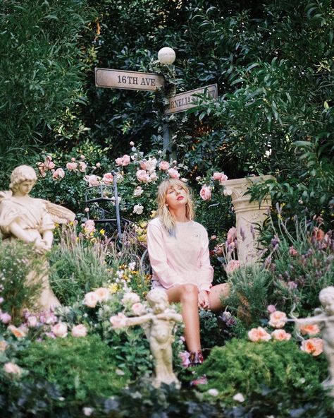 New/old pic for the Lover photoshoot Taylor Swift Tumblr, Taylor Swift Photoshoot, Taylor Swift News, Richard Simmons, Swift Wallpaper, Lovers Photos, Swift Facts, Taylor Swift Web, Taylor Swift Facts