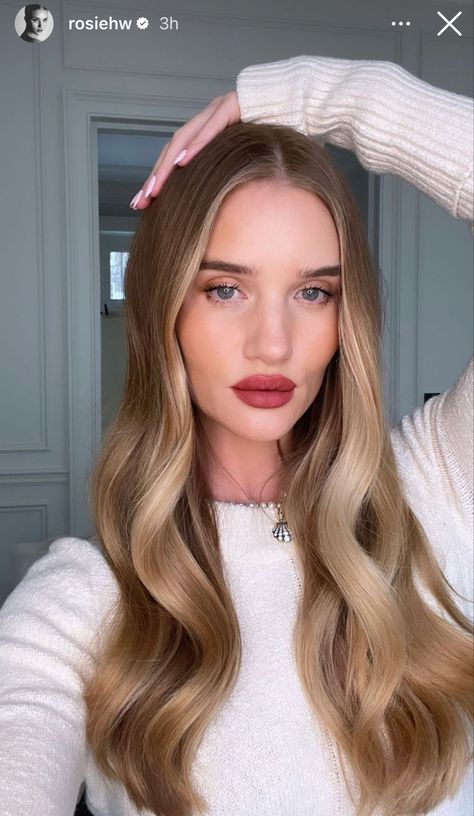 Rosie Huntington Hair, Rosie Huntington Whiteley Hair, Miley Cyrus Hair, Rosie Hw, Beige Hair, Dirty Blonde Hair, Rosie Huntington, Beautiful Hair Color, Dark Blonde Hair