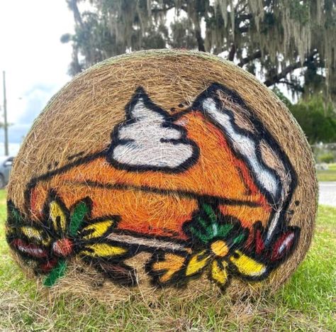 Hay Bale Art Round, Round Hay Bale Decorating Ideas Fall, Round Hay Bale Decorating Ideas, Halloween Hay Bale, Hay Bale Decorating Ideas, Hay Bale Fall Decor, Hay Bale Fall, Bail Of Hay, Hay Bale Ideas