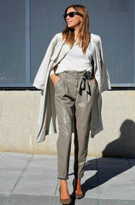 grey 54 Casual Chique Stijl, Paperbag Hose, Chique Outfit, Casual Chic Outfits, Look Office, Leather Pants Outfit, Leather Pants Women, Casual Chic Outfit, Business Outfit