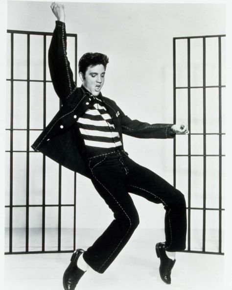 By 1957, Presley’s music career had been established, thanks to hits such as Heartbreak Hotel and Hound Dog. Jailhouse Rock, from the film of the same name, saw Elvis reprise his unapologetically sexual, hip-thrusting performance style, much to the ire of conservatives. Aesthetically, he showcased a popped collar (a future trademark), and double denim, mastering the “Canadian tux” decades before it became a trend. Elvis Presley Quotes, Elvis Presley Posters, Karate Moves, Jailhouse Rock, Photo Vintage, Trends International, Twin Brothers, Elvis Presley, Mississippi