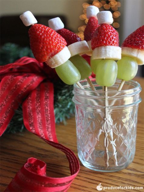 Grinch Fruit, Grinch Fruit Kabobs, Grinch Kabobs, Banana Oatmeal Smoothie, Grape Recipes, Fruit Kabobs, Snacks To Make, Holiday Snacks, Vegetable Nutrition