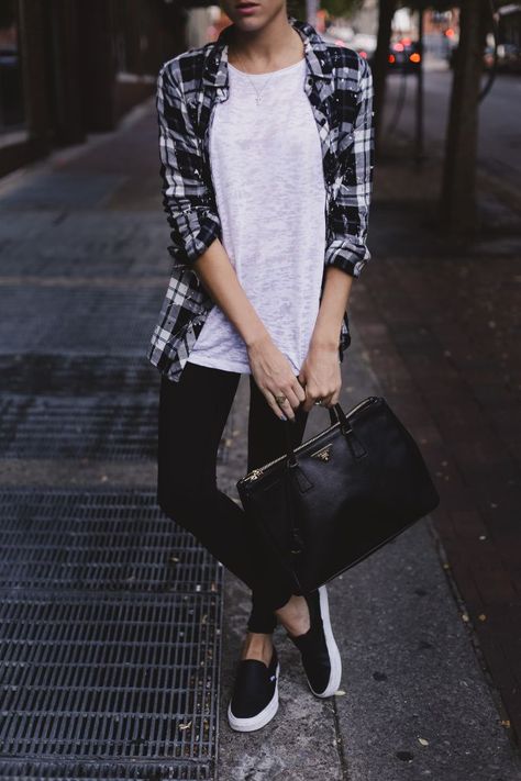 plaid-shirt-black-jeans-black-slip-on-sneakers-weekend-fall-via-thelocusofstyle.com Outfits Leggins, Black And White Outfit, Look Legging, Style Désinvolte Chic, Legging Outfits, Outfit Trends, Inspired Outfits, 가을 패션, Urban Outfits