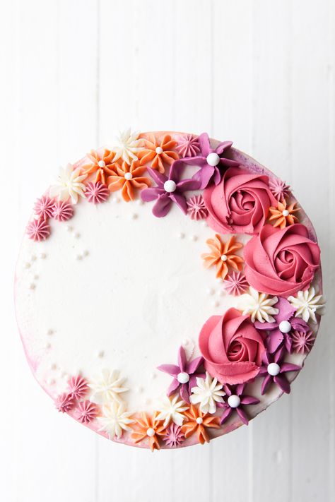 How to make a buttercream flower cake Kek Kahwin, Buttercream Techniques, Tårta Design, Torte Creative, Cake Style, Buttercream Flower, Buttercream Flower Cake, Cake Decorating Designs, Buttercream Flowers