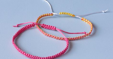 Learn How to Make one of the Easiest Styles of Friendship Bracelets with this Simple Step-by-Step Video Tutorial Bracelet Patterns Square Knot, Adjustable Bracelet Diy, Diy Friendship Bracelets Easy, Square Knot Bracelet, Knots Jewelry, Square Knot Bracelets, Diy Couple Bracelets, Knot Bracelets, Bracelet Tutorials