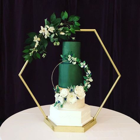 Emerald Green Cakes, Emerald Green Cake, Emerald Green Wedding Cake, Emerald Wedding Cake, Wedding Cake Emerald Green, Hunter Green Wedding, Wedding Cake Fresh Flowers, Green Wedding Cake, Green Cake