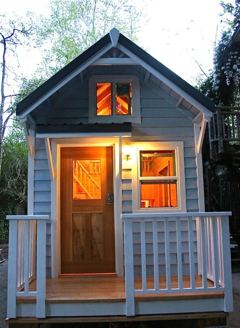 Victorian Tiny House, Display Visual Merchandising, Tiny House Cottage, Tiny House Swoon, Tiny House Exterior, Design Café, Tiny House Inspiration, Tiny House Movement, Tree Houses