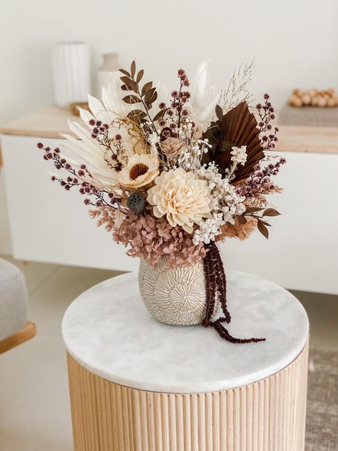 Dried Flowers Arrangement Vase, Diy Dried Floral Arrangements, Dry Flower Centerpieces, Everlasting Flower Arrangements, Vase Arrangement Ideas, Small Dried Flower Arrangements, Dried Flower Arrangements Home Decor, Dried Flower Arrangements Wedding, Dry Flowers Arrangements Ideas