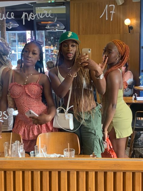 Blogger Poses, Friendship Photos, Go Best Friend, Black Sisters, Vacation Aesthetic, Black Femininity, Cruise Outfits, Cute Friend Photos, Bestie Goals