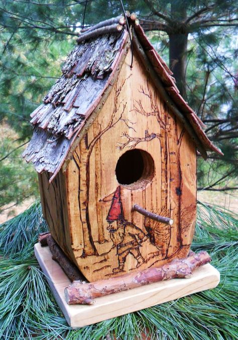 pyrography on bird house Cool Bird Houses, Birdhouses Rustic, Bird House Plans, Bird House Kits, Bird Aviary, Woodburning Projects, Birdhouse Designs, Wood Burning Crafts, Into The Wood