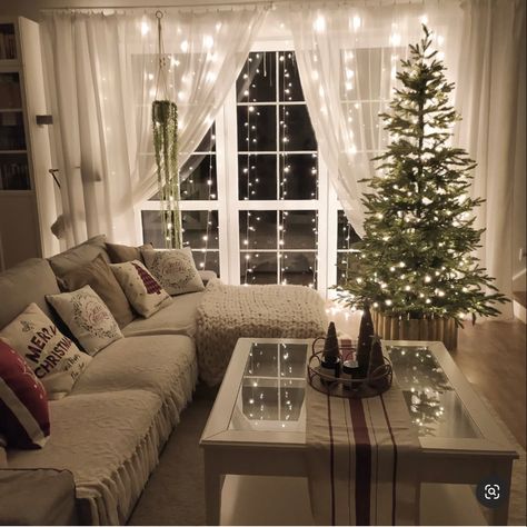 Cozy Christmas Living Room, Christmas Apartment, Aesthetic Living Room, Christmas Decor Inspiration, Christmas Decorations Living Room, Christmas Living Rooms, Christmas Bedroom, Christmas Room, A Living Room