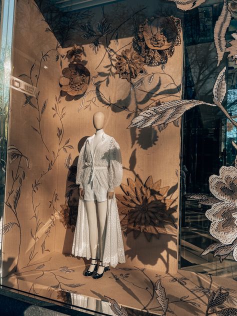 Fashion Store Window Display, Fashion Exhibition Display Ideas, Fashion Exhibition Display, Dior Window Display, Dior Display, Exhibition Backdrop, Anthropologie Window Display, Autumn Window Display, Fashion Installation