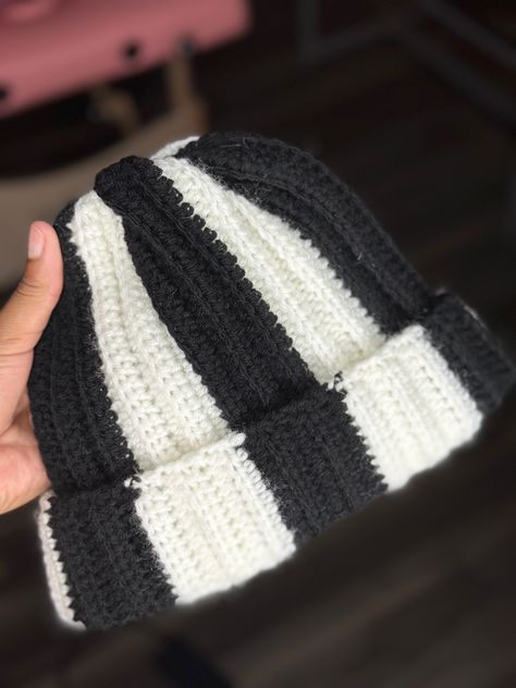 #crochet #crochetbeanie #crochetideas #crocheting #crochetdesign Black And White Crochet Beanie, Black And White Crochet Hat, Black And White Crochet Ideas, White Crochet Beanie, Black White Crochet, Black And White Crochet, Crochet Caps, Beanie Pattern Free, Crochet Mens Hat