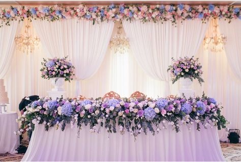 Purple Head Table Wedding, Lilac Quince Main Table, Purple Quince Main Table, Quince Main Table Ideas Purple, Main Quince Table, Quinceanera Table Main, Quinceanera Main Table, Quince Main Table, Quinceanera Table Decorations