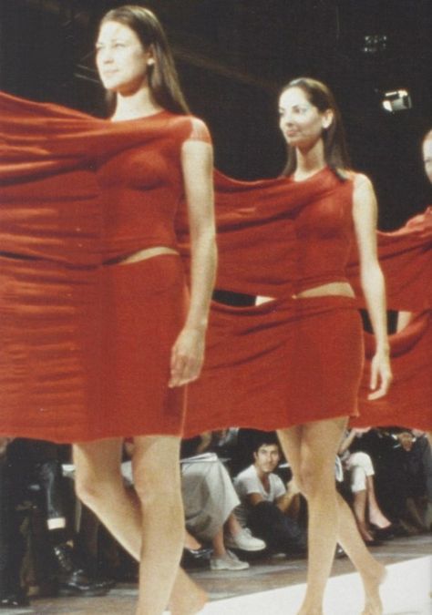 issey miyake 1999 Issey Miyake 90s, Merce Cunningham, Japanese Fashion Designers, Mode Editorials, Sculptural Fashion, Anti Fashion, Design Textile, Mood Board Fashion, Issey Miyake