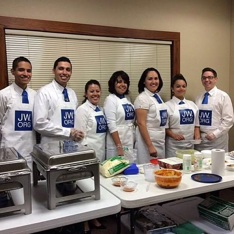 Serving lunch at Pioneer School in Arkansas, USA. Jw Pioneer Lunch Ideas, Elder Appreciation Dinner, Pioneer School Decoration, Pioneer Party Ideas Jw, Pioneer Dinner Ideas Jw, Jw Pioneer Gifts Ideas, Caleb Y Sophia, Regular Pioneer, Pioneer Party