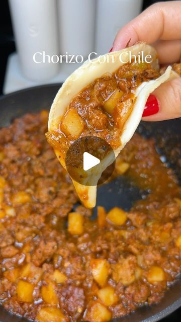 Maria Guzman on Instagram: "Chorizo con chile #chorizoconchile #chorizo #chorizoconpapas #easyrecipes #dinnerrecipes #dinner #foryou #foryoupage #fyp #parati" Hamburger And Chorizo Recipes, Dinner Ideas With Chorizo, Longaniza Recipe Mexican, Homemade Chorizo Recipes, Lunch Ideas Mexican, Chorizo Tostadas, Chorizo Ideas, Tik Tok Dinner, Chorizo Recipes Mexican