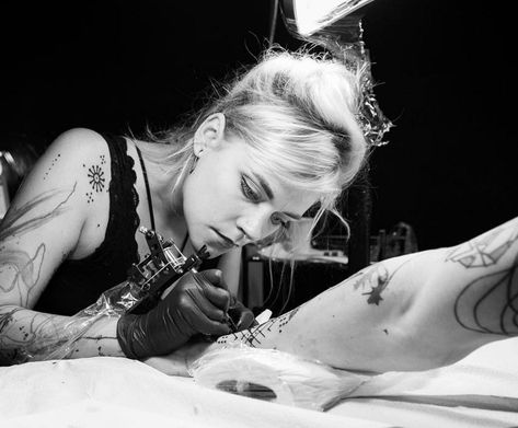 Woman Tattoo Artist Aesthetic, Person Getting Tattooed Reference, Tattoo Artist Reference, Tattoo Artist Photography Working, Person Getting Tattooed, Female Tattoo Artist Photoshoot, Tattoo Artist Female, Female Tattoo Artist Aesthetic, Tattoo Artist Photoshoot