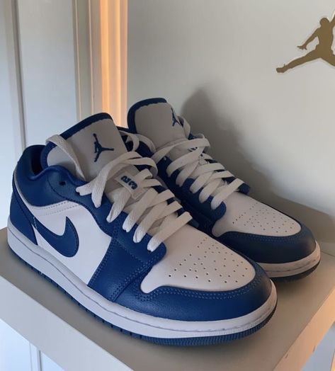 Dark Blue Nike Shoes, Tenis Nike Jordan, Nike Azul, Nike Shoes Blue, Nike Shoes Air Force, White Nike Shoes, Pretty Shoes Sneakers, Kicks Shoes, All Nike Shoes