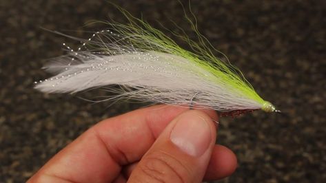 5 Saltwater Flies Everyone Should Know How to Tie - Flylords Mag Beginner Fly Tying, Fishing Salmon, Crappie Fishing Tips, Bass Flies, Sea Trout, Tying Flies, Fishing Tips And Tricks, Steelhead Flies, Pike Flies