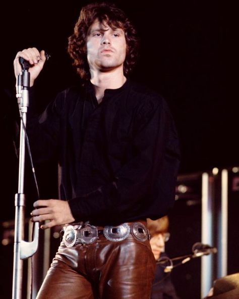 768 Me gusta, 7 comentarios - To be a rock, and not to roll (@rocknrolloffical) en Instagram: "Jim Morrison at the Hollywood Bowl (1968) 📸 by Henry Diltz…" Henry Diltz, Lizard King, Hollywood Bowl, The Hollywood Bowl, The Lizard, William Blake, Florida State University, Janis Joplin, Jim Morrison