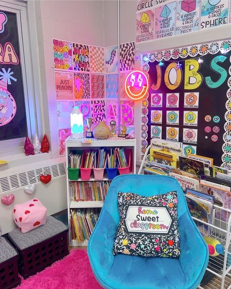 Colorful Classroom Decor Ideas, Colorful Preschool Classroom Decor, Lisa Frank Classroom Theme, Disco Ball Classroom Theme, Prek Classroom Themes, Y2k Classroom, Pre K Classroom Themes, Classroom Themes Elementary, Colorful Classroom Theme