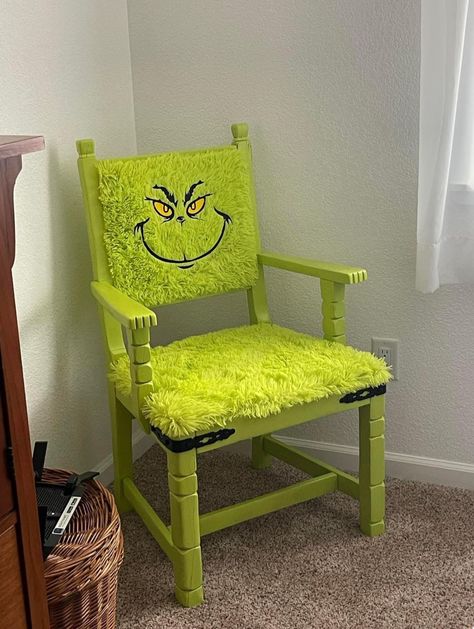 Grinch Painted Chairs, Grinch Chair Diy, Homemade Grinch Decorations, Grinch Chair, Diy Grinch Decorations, Doctor Suess, Grinch Night, Grinch Birthday, Diy Grinch