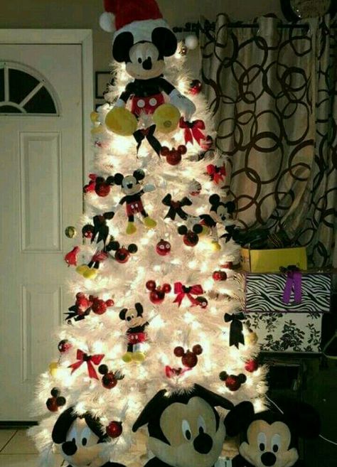 Disney Christmas Decorations Outdoor, Mickey Mouse Christmas Tree, Christmas Bathroom Sets, Disney Christmas Decorations, Disney Christmas Tree, Tema Disney, Minnie Mouse Christmas, Minnie Christmas, Ashley Brooke