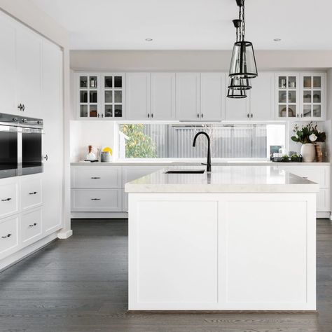 Easy Kitchen Styling Ideas for your Countertops - TLC Interiors White Hamptons Kitchen, 2021 Kitchen Designs, Kitchen Renos, Glossy Kitchen, Hamptons Kitchen, White Shaker Kitchen, Hampton Style, Shaker Style Cabinets, Shaker Kitchen Cabinets