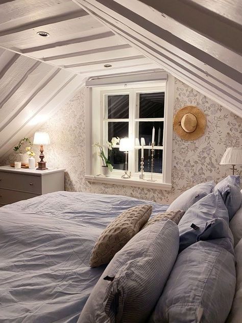 Bedroom Attic, Rum Inspo, Casa Country, Attic Bedroom, Dream House Interior, House Room, Room Inspiration Bedroom, Dream Rooms, Dream House Decor