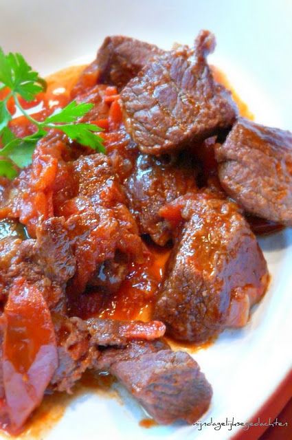 Kokkinisto- Greek beef stew Greek Beef Stew, Greek Beef, Greek Foods, How To Cook Beef, Greek Cooking, Greek Dishes, Mediterranean Cuisine, Greek Food, Healthy Eating Tips