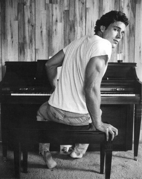 Whoa Piano Senior Pictures, Piano Photoshoot, Piano Photography, Piano Photo, Piano Aesthetic, Musician Portraits, Piano Art, Mens Photoshoot Poses, Le Male