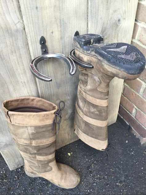 Horse Tack Rooms, Boot Holder, Koti Diy, Horseshoe Projects, Boot Rack, Boot Storage, Horseshoe Crafts, Horseshoe Art, Barn Plans