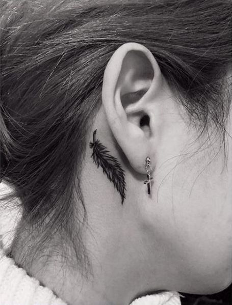 Ear tattoo is a good interpretation of your personality.Let's view these great ideas.#leathertattoo#eartattoo#smalltattoo#tattoos#tattooideas Feather Tattoo Behind Ear, Feather Tattoo Ear, Feather Tattoo Arm, Small Feather Tattoo, Feather Tattoo Meaning, Behind Ear Tattoos, Minimalist Ear Cuff, Tattoo Themes, Feather Tattoo Design