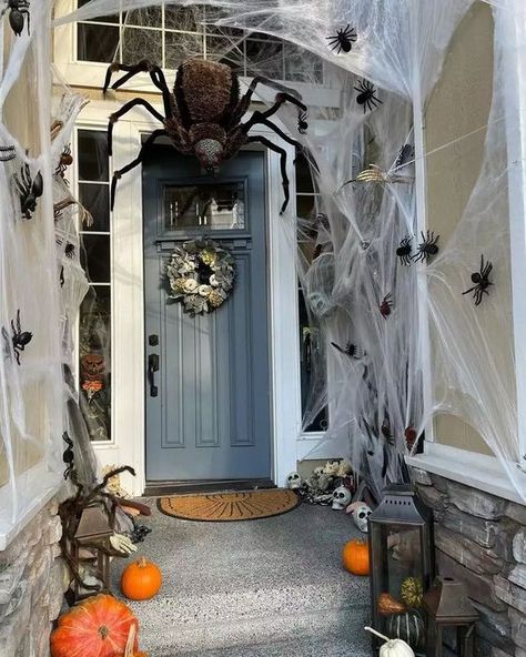 Halloween Door Entrance Decor, Home Halloween Decor Ideas, Spider Halloween Decorations Outdoor, Halloween Front Door Ideas, Halloween Home Decor Outdoor, Door Halloween Decorations, Chic Halloween Decor, Halloween Spider Decorations, Halloween Outside