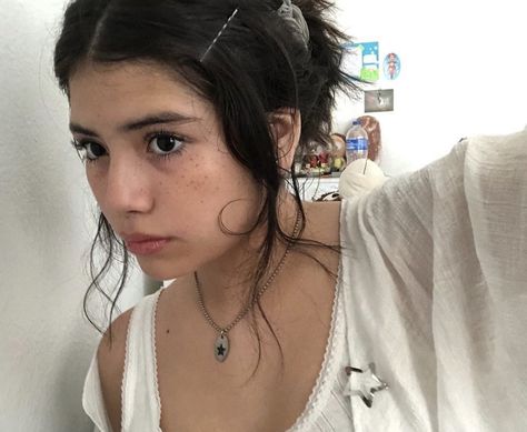 White Face Claims, Ethereal Face, Ootd Poses, Unique Makeup, Make Up Inspo, Aesthetic People, White Face, Messy Hairstyles, Makeup Inspo