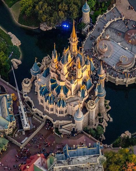 👀 Unique view 🏰😃⁣ ⁣ ⁣ via @jeffreymilstein⁣ ⁣ #disneyworld #cinderellacastle #magickingdom #orlandofl #waltdisneyworld… Disney World Facts, Disneyland Orlando, Disney Savings, Magic Kingdom Castle, Disney Castles, Manor Homes, Punjabi Culture, Trip Packing, Disney Wallpapers