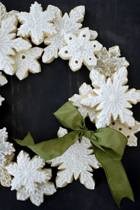 Cookie Wreath, Snowflake Cookies, Christmas Tablescape, Navidad Diy, Salt Dough, Noel Christmas, Christmas Cookie, Decorated Cookies, Christmas Inspiration