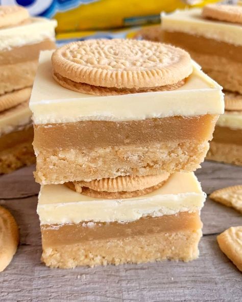 Fitwaffle Kitchen on Instagram: “GOLDEN OREO MILLIONAIRES BARS 😍 Omg! These are to die for 🤤 A thick, buttery Oreo base, homemade caramel and a white chocolate topping! So…” Golden Oreos Desserts, Golden Oreo Blondies, Oreo Blondies, Golden Oreo Cheesecake Bars, Golden Oreo Desserts, Oreo Blondie Bars, Lemon Lush Dessert With Golden Oreos, Millionaire Bars, Millionaire Shortbread Recipe