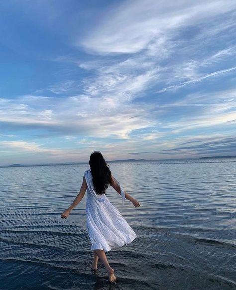 Ocean Poses Photo Ideas, Beach Outfits Women Vacation, Girl In White Dress, Girl On The Beach, Beach Poses By Yourself Photo Ideas, Blue Sky Photography, Fairy Photoshoot, Beach Instagram Pictures, Fotografi Iphone