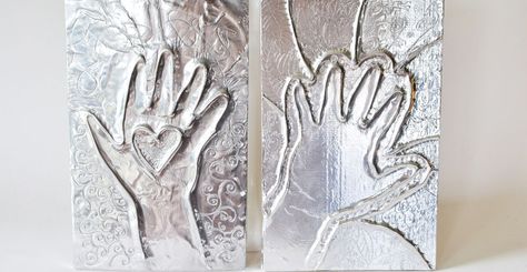 A creative way to capture kids' little handprints. Makes a lovely gift for far-away relatives. Aluminum Foil Crafts, Aluminum Foil Art, Teaching Crafts, Recycled Crafts Kids, Glue Art, Thanksgiving Decorations Diy, Hand Prints, Aluminium Foil, Foil Art