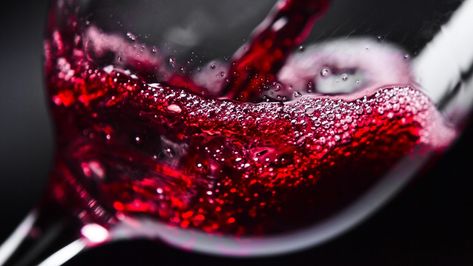 Food & Wine rounds up 20 of the best red blend wines. Red Wine Health Benefits, Healthy Wine, Red Wine Benefits, Wine Benefits, Red Wine Recipe, Red Blend Wine, Rosé Wine, Cholesterol Remedies, Pasta Fatta In Casa