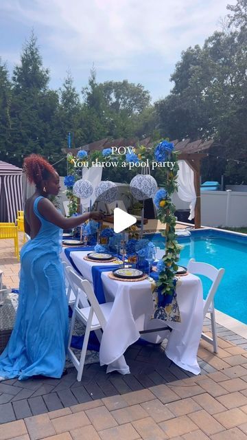 Poolside Birthday Party Ideas, Classy Pool Party Decorations, Pool Party Table Set Up, Pool Party Set Up, Pool Party Ideas For Adults Decoration, Pool Party Table Decorations, High Table Decorations, Airbnb Birthday Party Ideas, Color Party Ideas For Adults