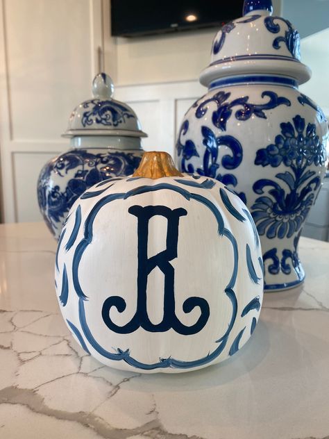 Chinoiserie hand painted pumpkins Large- 9 inches tall Small- 6.5 inches tall Leave buyers note with personalization. Diy Chinoiserie Painting, Chinoiserie Christmas Decor, Diy Chinoiserie, Chinoiserie Painting, Chic Fall Decor, Chinoiserie Pumpkins, Chinoiserie Christmas, Hand Painted Pumpkin, Chinoiserie Blue