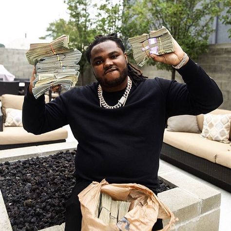 T Grizzly Rapper, Tee Grizzley Aesthetic, Tee Grizzley Wallpaper, Flexing Money, Tee Grizzley, Yg Rapper, Detroit Rappers, Musical Artist, Mother Photos