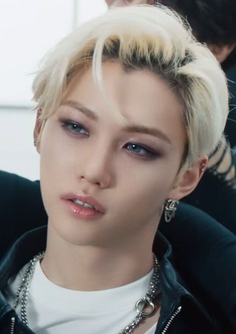 Felix Blue Contacts Scary, Lee Felix Makeup, Felix With Makeup, Stray Kids Makeup, Skz Makeup, Felix Makeup, Pop Makeup, Shocked Face, Makeup For Blondes